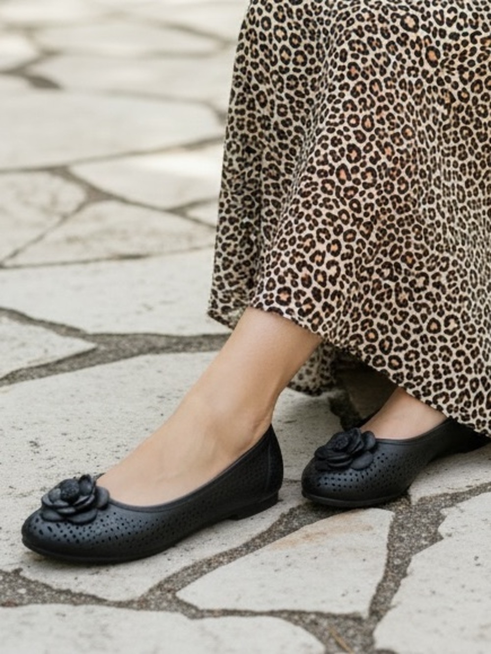 HARBORSIDES BLACK PERFORATED BALLET FLATS  Size 8 with Memory Foam